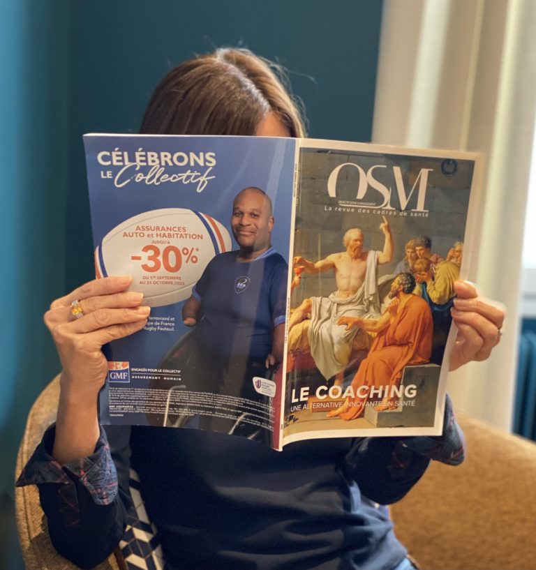 Katya Corbineau lisant le numéro de la revue OSM consacré au coaching