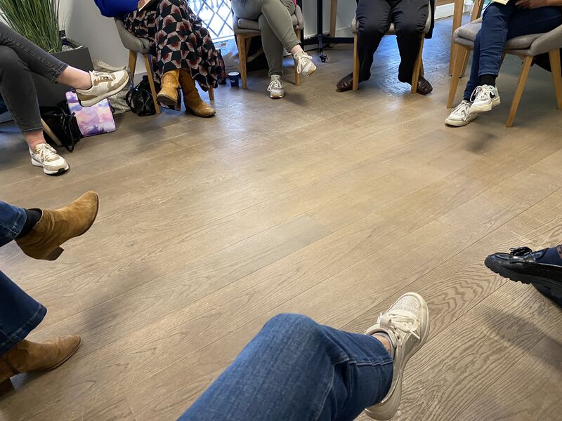 Groupe de participants assis en cercle.