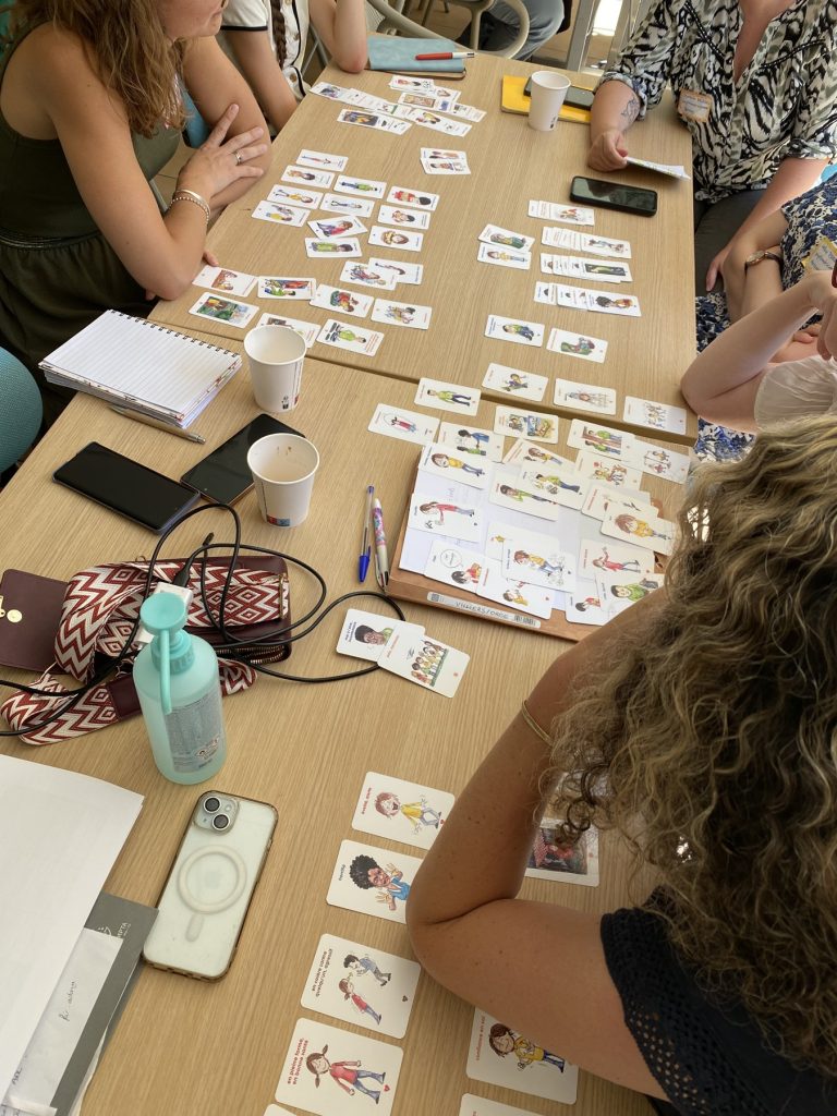 Participants à un atelier d’écoute autour de cartes pédagogiques