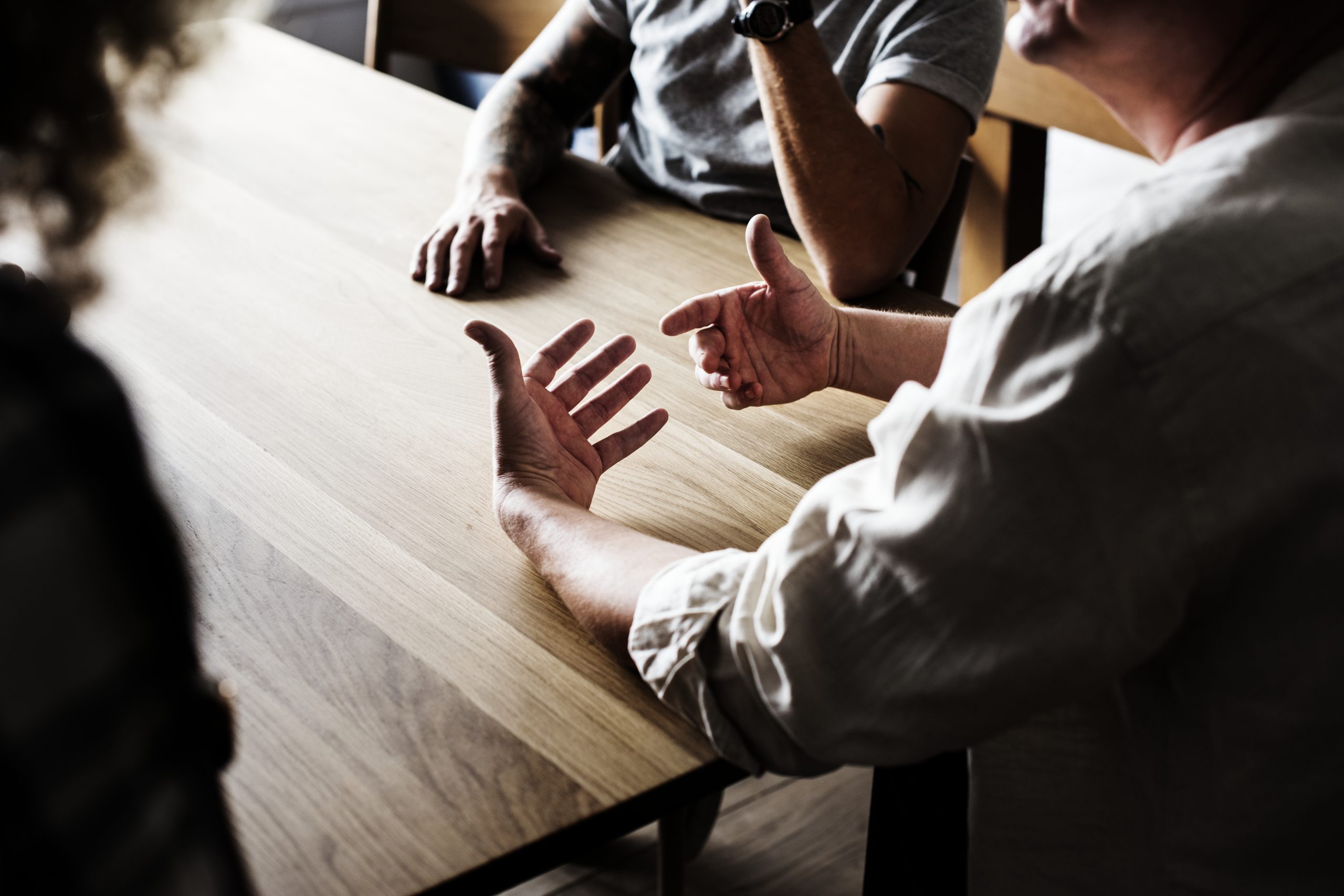 Personnes échangeant autour d’une table.